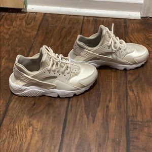 Very gently used Nike hurrache shoes!